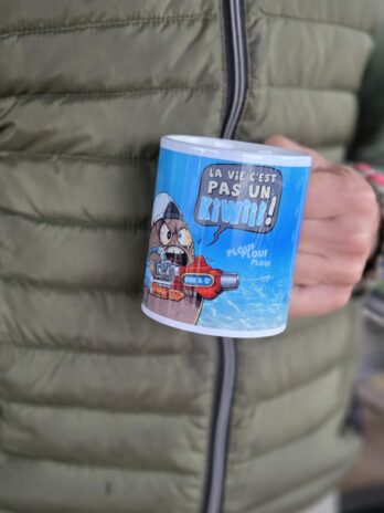 TASSE “la vie c’est pas un kiwi ” bleu
