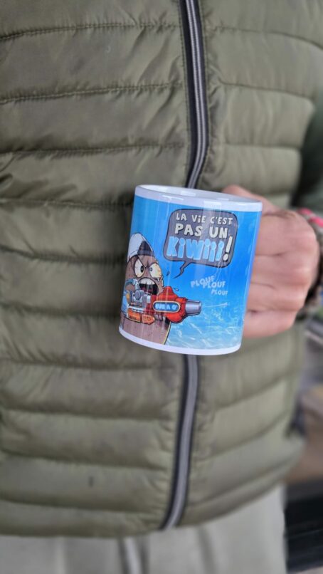 TASSE "la vie c'est pas un kiwi " bleu – Image 2