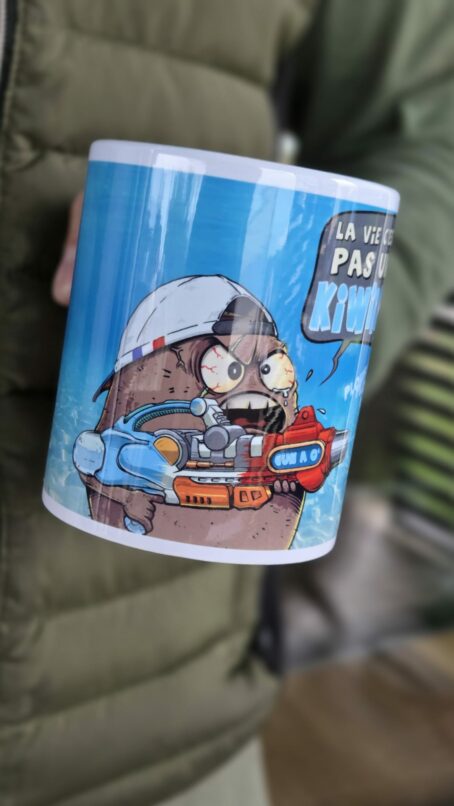 TASSE "la vie c'est pas un kiwi " bleu