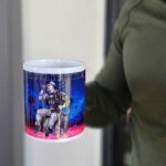 TASSE "TIREUR DE LITRE" bleu et rose