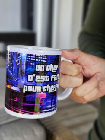 TASSE “UN CHEF C’EST FAIT POUR CHEFFER” bleu et violet
