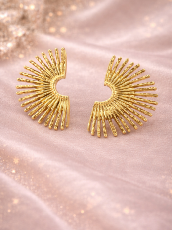 Boucles d’oreilles soleil dorées texturées – Bijou femme tendance | KF Forever