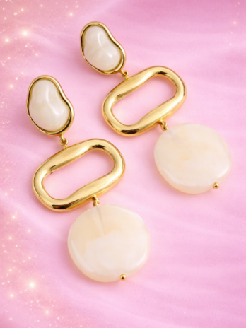 Boucles d’oreilles Shanna dorées avec pierres nacrées en résine